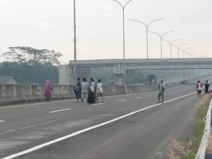 Bocah main-main di Tol Pemalang-Batang, Senin (4/5/2020).
