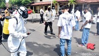 Mereka juga disemprot cairan disinfektan.  