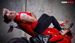 Yaaa Ampun, Laki-laki Tiru Pose Wanita Seksi di Atas Ducati Panigale