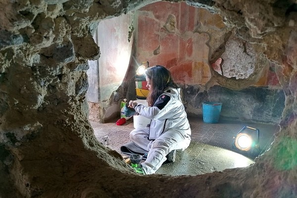 Di Pompeii, industri hiburan dan seks berdenyut kencang. Seperti sebutannya sebagai surga dunia, kehidupan warga di kota kuno itu kerap digambarkan sebagai kehidupan yang bebas dan penuh dengan pesta pora. Fakta, legenda, dan mitos bercampur baur saat berbicara tentang Kota Pompeii yang menjadi salah satu situs warisan dunia UNESCO. Alexandria Sage/AFP via Getty Images Di Pompeii, industri hiburan dan seks berdenyut kencang. Seperti sebutannya sebagai surga dunia, kehidupan warga di kota kuno itu kerap digambarkan sebagai kehidupan yang bebas dan penuh dengan pesta pora. Fakta, legenda, dan mitos bercampur baur saat berbicara tentang Kota Pompeii yang menjadi salah satu situs warisan dunia UNESCO. Alexandria Sage/AFP via Getty Images