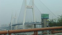 Jembatan Nanpu, Shanghai, China. Jembatan memiliki beberapa teknologi yang inovatif sehingga membuat jembatan tidak terlalu membutuhkan banyak lahan. Courtesy Brian Brake/Creative Commons/Flickr via CNN 