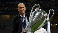 Selama meniti karier sebagai pemain, Da sudah tiga kali diganjar pemain terbaik FIFA. Tak ketinggalan juara liga bersama Juventus dan Real Madrid. Dan yang paling mentereng, tentu saja keberhasilannya membawa Perancis menjadi kampiun Piala Dunia 1998 dan jawara Eropa dua tahun kemudian. Saat ini,Saat ini dia tengah berjuang menjalani karier barunya bersama Real Madrid sebagai pelatih utama. Matthias Hangst/Getty Images.