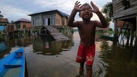 Sejumlah titik di permukiman daerah itu terendam banjir luapan Sungai Batanghari yang terus meninggi dalam tiga hari terakhir akibat meningkatnya intensitas hujan di kawasan hulu.