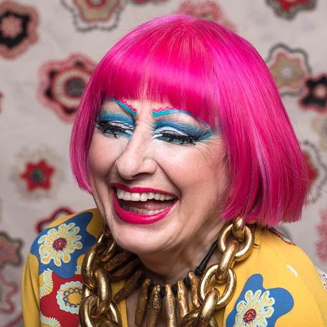 Rhodes yang terkenal dengan rambut merah mudanya yang ikonik itu mengatakan bahwa dirinya selalu tidur dan membiarkan makeupnya sampai pagi. Lalu setelah bangun di pagi hari, Rhodes baru mencucinya dan kembali merias wajahnya lagi Foto: Instagram @zandra_rhodes_