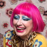 Rhodes yang terkenal dengan rambut merah mudanya yang ikonik itu mengatakan bahwa dirinya selalu tidur dan membiarkan makeupnya sampai pagi. Lalu setelah bangun di pagi hari, Rhodes baru mencucinya dan kembali merias wajahnya lagi Foto: Instagram @zandra_rhodes_