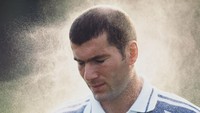 Pria yang bernama Zinedine Zidane dengan nama karib disapa Zizou ini adalah pesepak bola asal Perancis keturunan Aljazair. Mengawali karier di klub AS Cannes, ia kemudian menjelma menjadi salah satu gelandang kreator serang terbaik di dunia ketika bermain di Juventus dan Real Madrid yang masing-masing dia jalani selama lima tahun. Clive Brunskill/Getty Images.
