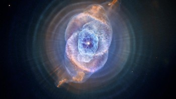 Nebula NGC 6543 adalah pertanda berakhirnya hidup sang bintang. Ia disebut Cats Eye Nebula. Foto: NASAs Hubble Space Telescope