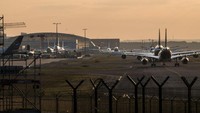 Maskapai penerbangan dan operator bandara terdampak serius akibat pandemi COVID-19. Thomas Lohnes/Getty Images.