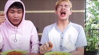  Di tengah video, Ferdian dan temannya sudah tidak bisa berkata-kata karena kepedasan. Bahkan Ferdian sampai berteriak karena rasa pedas membakar mulutnya. Foto: YouTube Ferdian Paleka