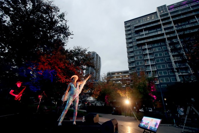 Begini Cara Penyanyi di Australia Hibur Warga Saat Karantina Corona Bintang Cabaret terkenal mantan finalis America's Got Talent ini menghibur para tamu hotel yang tengah menjalani masa karantina 14 hari akibat Corona.