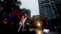 Seorang bintang cabaret asal Australia, Hans, memberikan penampilannya di halaman hotel Pullman, Adelaide, Australia.
