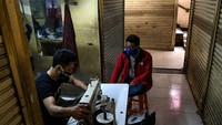 Ketiga, berkaitan dengan relaksasi maupun restrukturisasi kredit UMKM. Baik penundaan angsuran, subsidi bunga KUR, kredit ultra mikro atau UMI, hingga debitur di pegadaian. ANTARA FOTO/M Risyal Hidayat