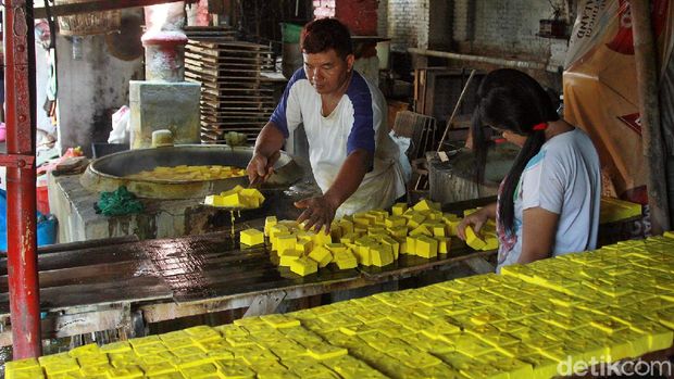 Biasanya, Ramadhan dan Idul Fitri menjadi momen untuk meraup lebih banyak keuntungan bagi perajin tahu Kediri. Namun kini karena Corona mewabah, mereka kesulitan menjual hasil produksi.