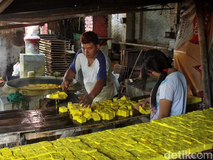 Biasanya, Ramadhan dan Idul Fitri menjadi momen untuk meraup lebih banyak keuntungan bagi perajin tahu Kediri. Namun kini karena Corona mewabah, mereka kesulitan menjual hasil produksi.