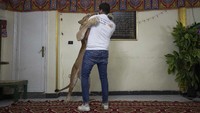 Karena sirkus nasional ditutup akibat pandemi, el-Helw membuat kucing-kucing besarnya melakukan trik di apartemennya di Kairo.