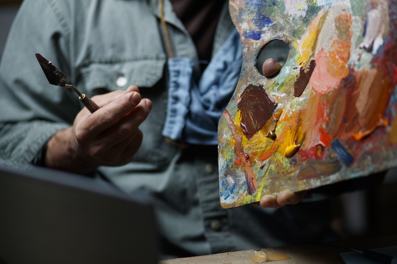 Dosen seni di Penn State York masih tetap menjalankan profesinya meski harus melalui layar laptop bagaimana caranya?