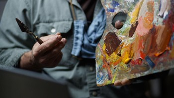 Meski belum lama melakukan metode ini, ia mulai merasakan keluhan. Seperti soal Wifi, baginya melakukan kelas online cukup membutuhkan bandwith yang besar.