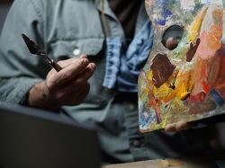 Ada Corona, Dosen Seni Lukis Ini Ajar Siswa Melukis via Laptop