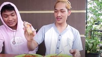  Gue akan bikin challenge Samyang, dengan bubuk cabe level 30, sapa Ferdian yang ditemani dengan salah satu temannya. Foto: YouTube Ferdian Paleka