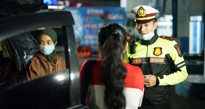 Polisi tilang kendaraan yang bawa pemudik