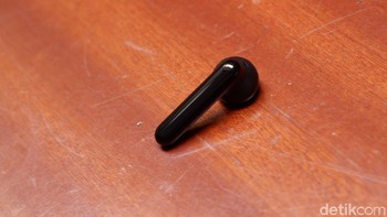 Bagian sisi earphone ini diberikan sensor sentuhan yang membuat pengguna dapat melakukan pengaturan. Foto: Adi Fida Rahman/detikINET