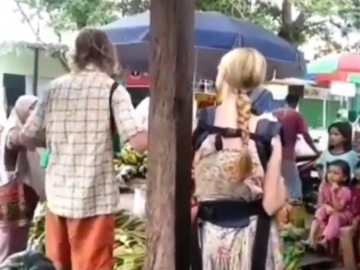 Tangkapan layar video viral pasutri WN Rusia ngamen sambi bawa bayi di NTB.