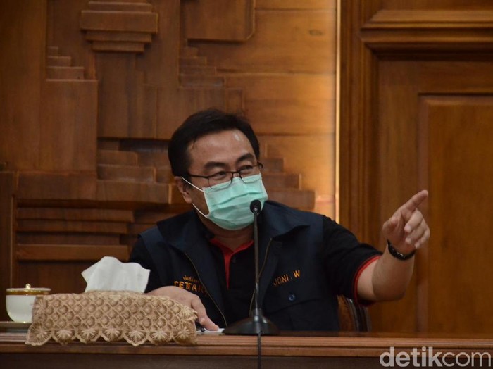 Seorang wanita positif Corona kabur dari RSU dr Soetomo Surabaya ke rumah suami sirinya di Pasuruan. Pihak rumah sakit menanggapi hal itu.