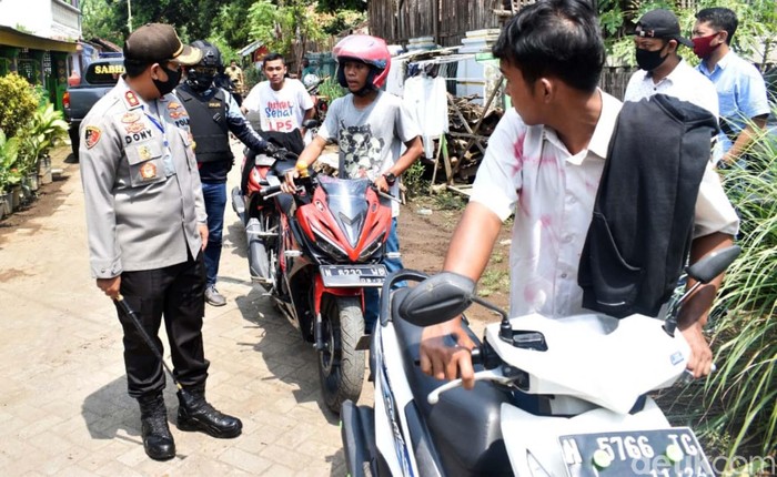 Waduh! Rayakan Kelulusan, Pelajar di Pasuruan Disemprot Disinfektan Polisi mengamankan puluhan pelajar SMK Kota Pasuruan yang akan melakukan konvoi kelulusan. Mereka kemudian dijemur dan disemprot disinfektan.
