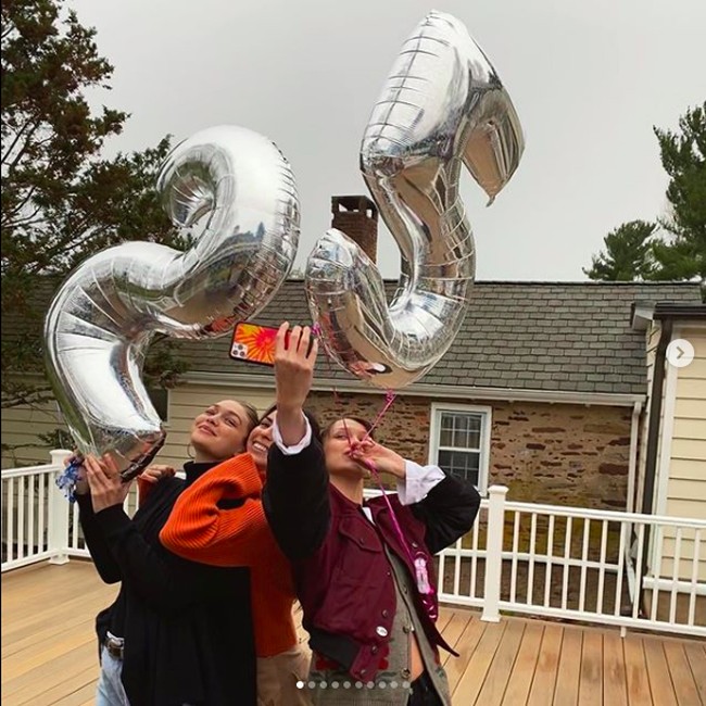 Momen ulang tahun ke-25 Gigi Hadid ini disebut para fans sekaligus menjadi waktu mengungkap jenis kelamin bayi yang dikandung model cantik itu. Meski saat ini Gigi tak mengonfirmasi apapun, para penggemar meyakini dia hamil bayi perempuan. Foto: Dok. Instagram