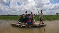 Penyedia jasa perahu penyeberangan atau getek ini mengantarkan penumpang melintasi jalan penghubung Desa Jebus dengan Desa Gedong Karya yang terendam banjir di Muarojambi, Jambi, Senin (4/5/2020). Warga terpaksa beraktivitas dengan menumpang diatas getek.