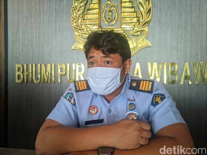 Warga Negara (WN) Amerika di-rapid test oleh Satgas COVID-19 Ponorogo. WNA tersebut berada di Ponorogo sejak 31 Maret lalu dan melakukan camping di sejumlah bukit.