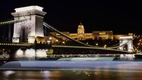 Szechenyi Chain, Budapest, Hongaria. Jembatan ini tergolong memiliki karakter. Dibuka pertama kali pada 1849, jembatan menggabungkan dua bagian kota. (Foto ATTILA KISBENEDEK/AFP/AFP/Getty Images ATTILA KISBENEDEK/AFP/AFP/Getty Images Foto: CNN).
