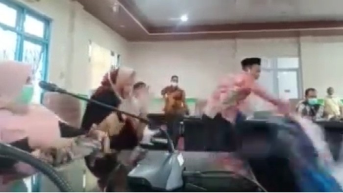 Anggota DPRD Banting Meja karena Bupati Maluku Tengah Absen Rapat COVID-19.