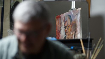 Ia juga jadi membutuhkan banyak waktu untuk mengumpulkan materi dan menyelesaikan rincian kegiatan kelasnya.