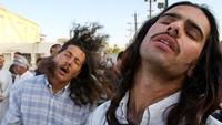 Seperti diketahui, Sufi merupakan aliran Islam yang dikenal dengan pencarian Tuhan dan menolak materialisme. Kelompok ini terbagi menjadi berbagai tarekat dan memiliki pengikut di seluruh dunia. Marco Di Lauro/Getty Images