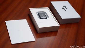 Varian yang detikINET unboxing berwarna hitam. Selain itu Oppo Enco Free tersedia warna putih. Foto: Adi Fida Rahman/detikINET