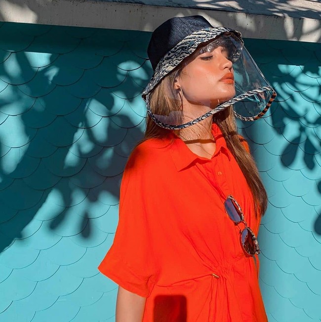 Cinta Laura juga membentengi diri dengan face shield. Ia mengenakan protector hat motif batik dengan tambahan kaca visor yang bisa dilepas-pasang. Foto: Instagram/@claurakiehl