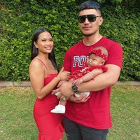 Sarah pun merasa berutung memiliki banyak pengikut yang membantunya menafkahi keluarga. Aku hanya beruntung punya 13,1 juta pengikut jadi aku bisa menghasilkan cukup untuk mengurus diriku sendiri, keluargaku, pasanganku, dan bayiku, katanya.Foto: Instagram @sarahmagusara