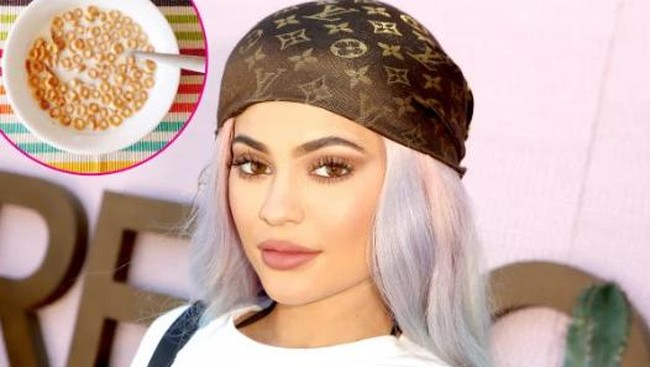 5 Seleb Hollywood yang Punya Momen Aneh Bersama Makanan