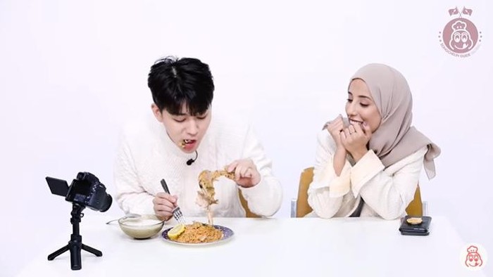 Yunhyeong iKON cicip makanan Arab Yunhyeong iKON cicip makanan Arab