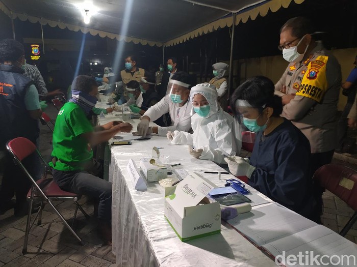 Hari keenam PSBB di Sidoarjo masih diwarnai pelanggaran. Ada sekitar 250 warga yang terjaring pelanggaran jam malam.