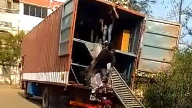 Pria Jatuh dari Ketinggian Tertimpa Motor
