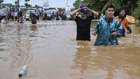 Banjir yang terjadi akibat tanggul Kali Ciore jebol setelah diguyur hujan deras sejak Minggu (3/5) malam itu mengakibatkan ratusan rumah dan jalan terendam air setinggi 40-110 centimeter.