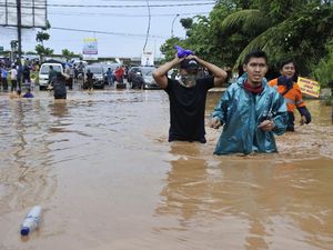 Banjir Putuskan Lalu Lintas di Grogol