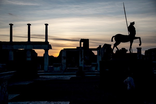 Pesatnya industri seks di Kota Pompeii bukan terjadi begitu saja. Menurut Arkeolog salah satu faktor yang membuat Pompeii menjadi surga bagi pesta pora dan seks karena 80 persen penduduk Pompeii berasal dari kalangan menengah ke bawah yang mudah tergiur pada gelimang uang. Selain itu seks kerap kali dijadikan sebagai mata uang Romawi Kuno. Ivan Romano/Getty Images. Pesatnya industri seks di Kota Pompeii bukan terjadi begitu saja. Menurut Arkeolog salah satu faktor yang membuat Pompeii menjadi surga bagi pesta pora dan seks karena 80 persen penduduk Pompeii berasal dari kalangan menengah ke bawah yang mudah tergiur pada gelimang uang. Selain itu seks kerap kali dijadikan sebagai mata uang Romawi Kuno. Ivan Romano/Getty Images.