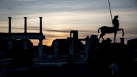 Pesatnya industri seks di Kota Pompeii bukan terjadi begitu saja. Menurut Arkeolog salah satu faktor yang membuat Pompeii menjadi surga bagi pesta pora dan seks karena 80 persen penduduk Pompeii berasal dari kalangan menengah ke bawah yang mudah tergiur pada gelimang uang. Selain itu seks kerap kali dijadikan sebagai mata uang Romawi Kuno. Ivan Romano/Getty Images.