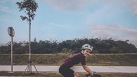 Untuk menjaga agar kesehatan tetap baik, dr Falla juga sering bersepeda di waktu senggangnya. (Foto: Instagram/Fallaadinda - dipublikasikan atas izin yang bersangkutan)