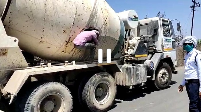 Pemudik menyelundup di truk pengaduk semen