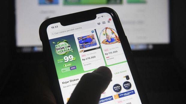 Pengguna Tokopedia bertransaksi melalui gawai di Jakarta, Senin (4/5/2020). Kementerian Komunikasi dan Informatika bersama BSSN dan Tokopedia akan melakukan evaluasi, penyelidikan, dan mitigasi teknis terhadap upaya peretasan data pengguna sebanyak 91 juta akun dan 7 juta akun merchant, serta akan terus memastikan ekonomi digital khususnya e-commerce tetap berjalan dengan baik dan lancar tanpa diganggu peretas data. ANTARA FOTO/Puspa Perwitasari/pras.