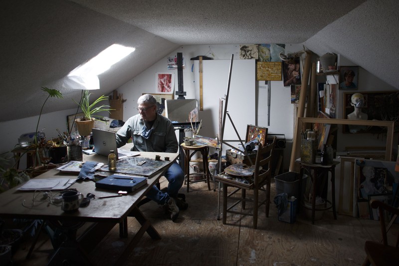 Dosen seni di Penn State York masih tetap menjalankan profesinya meski harus melalui layar laptop bagaimana caranya?